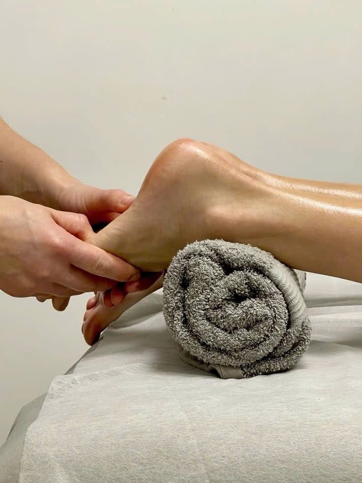 Foot massage, bấm huyệt bàn chân tại Massage Khiếm Thị Nhật Kha